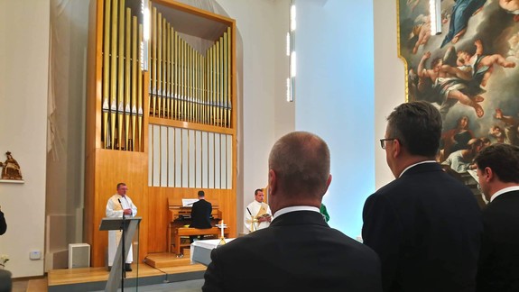 KBS naďalej uprednostňuje podávanie svätého prijímania do rúk