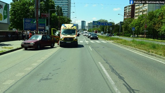 Nehoda: Na Prievozskej zrazilo auto dieťa na priechode pre chodcov