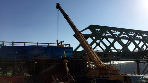 Nový Starý most preklenul Dunaj, dokončia ho na brehu