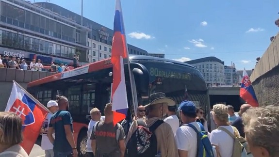 Protest antivaxerov:  V podjazde na Hodžovom námestí zostal spriečený autobus