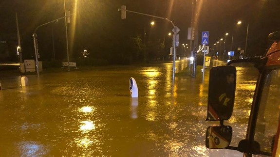 FOTO: Prívalový dážď v piatok večer opäť paralyzoval Račiansku ulicu - pozrite sa, koľko vody tu bolo...