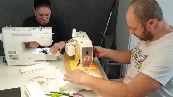 VIDEO: V Dúbravke sa už do šitia rúšok zapojil aj miestny starosta...