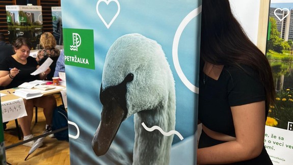 Priebeh doplňujúcich volieb starostu Petržalky je naďalej pokojný