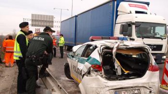 Pri nehode na Moste Lafranconi sa zranili dvaja policajti