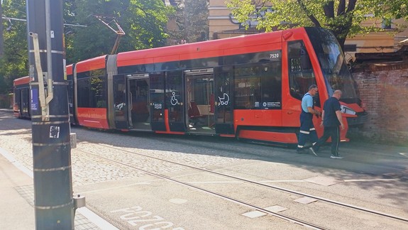 Nehoda: Na Americkom námestí sa vykoľajila električka