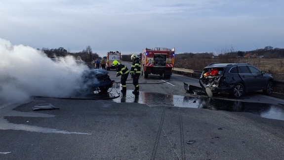 Pri nedeľnej nehode na D1 sa zranili dvaja ľudia, jedno z áut zhorelo