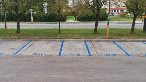 FOTO: Na Mlynarovičovej vyznačili rezidenčné parkovacie miesta - box č. 63 by ste asi nechceli, teda ak nemáte motorku...