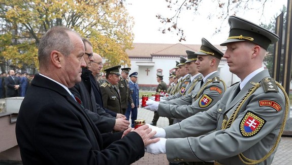 Minister obrany Gajdoš si na Šafárikovom námestí uctil obete I. svetovej vojny