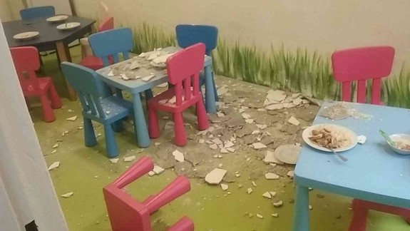 V škôlke na Medenej spadla na deti počas obeda omietka zo stropu, jedno z detí odviezli do nemocnice