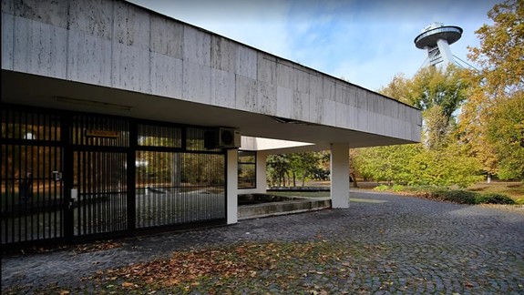 FOTO: Erotický salón v Sade Janka Kráľa už nefunguje – budova, v ktorej sídlil, je na predaj...