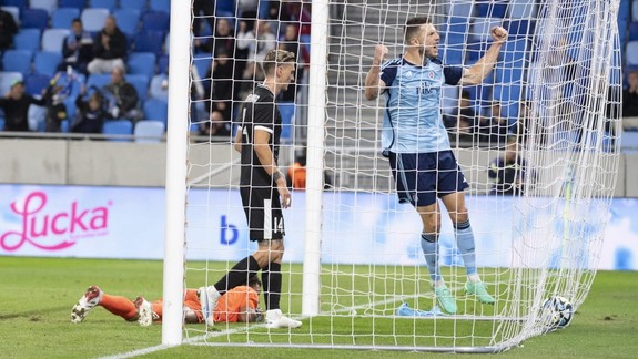 Futbal: Slovan zdolal Trenčín 2:0, Weiss mladší sa opäť zranil