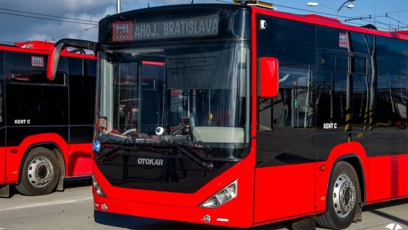 Nevedel sa vpratať do kože a vybil si zlosť na autobuse. Poznáte ho?