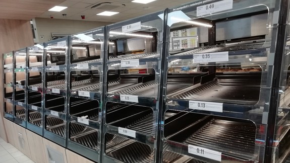 FOTO: Ako po nájazde. Bratislavčania opäť zobrali obchody útokom