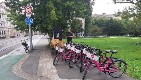 Počas štrajku MHD sa odveziete ružovými bicyklami zadarmo