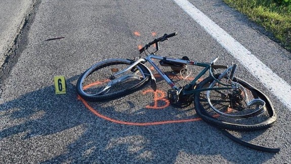 Nevideli ste to? Pri Vlčom hrdle vodič auta zrazil cyklistku a ušiel...