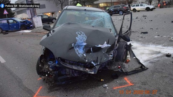 Šialený pondelok na cestách: Opité 16-ročné dievča havarovalo, ďalšia vodička sa pred policajtmi tvárila, že sa hanbí