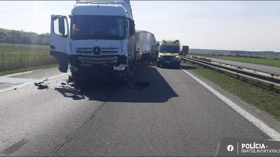 Po nehode na D2 sú v okolí hodinové kolóny,obmedzenia sú i v Bratislave