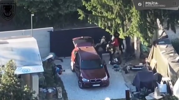 Michal predával metamfetamín, prišli si po neho policajti