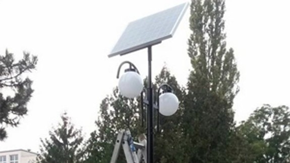 Na cintoríne v Rači sú solárne lampy