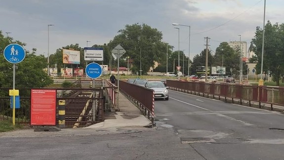 Polícia pripomína vodičom dopravné obmedzenia na moste na Hradskej v Bratislave