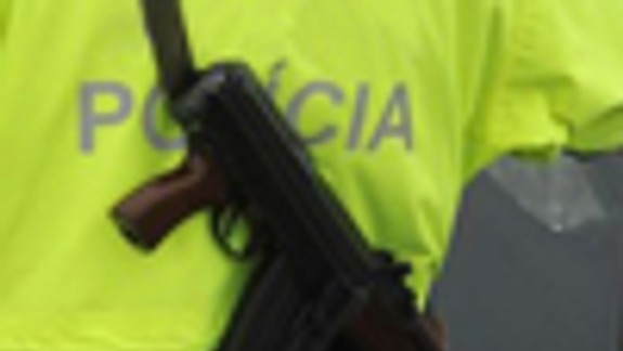 Policajt zabudol samopal na streche auta