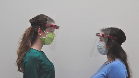 Odborníci neodporúčajú nosiť plastové rúška či štíty, neochránia porovnateľne s látkovými či jednorazovými rúškami