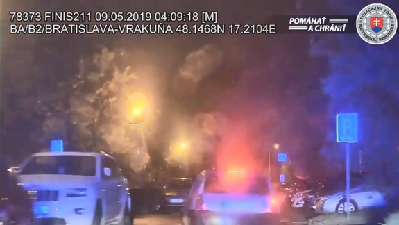 VIDEO: 37-ročný Peter unikal v aute cez parkoviská aj po trávnikoch, ale policajti ho napokon aj tak dolapili!