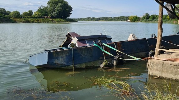 V lodenici sa potápala loď, zachrániť ju prišli hasiči
