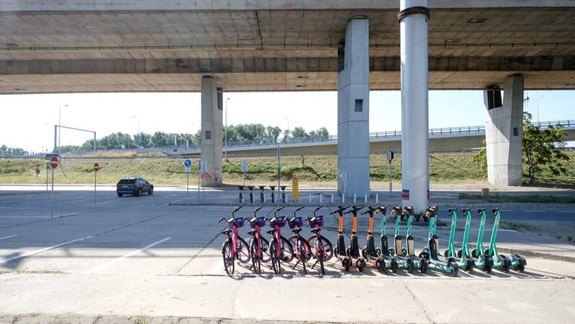 Zaparkujete a odídete na bicykli: Pod Prístavným mostom otvorili nový typ záchytného parkoviska