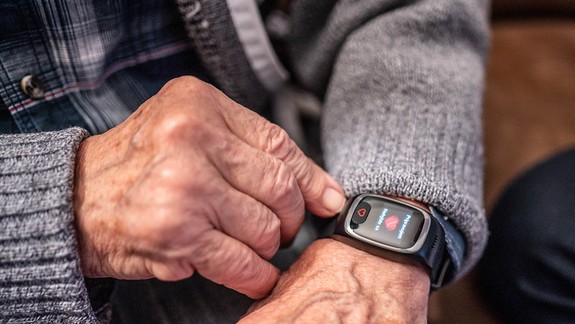 O tomto ste počuli? Župa zabezpečila starším ľuďom monitorovacie hodinky