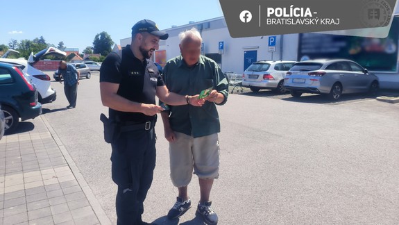 Preventívna akcia polície: Upozorňujú vodičov, aby nenechávali svoje deti v aute