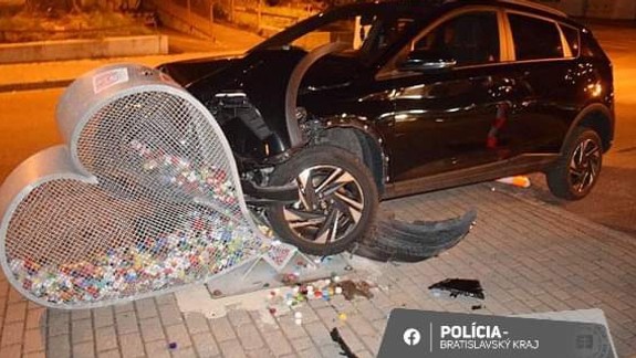 Opitá vodička narazila v Podunajských Biskupiciach do koša v tvare srdca