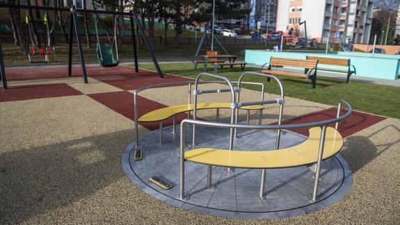 Kolotoč pre deti na vozíku a iné zaujímavé hracie prvky. V Karlovej Vsi otvorili inkluzívne ihrisko