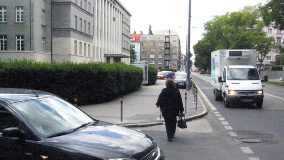Na rohu Justičnej a Záhradníckej sú už stĺpiky, vodiči konečne vidia na cestu
