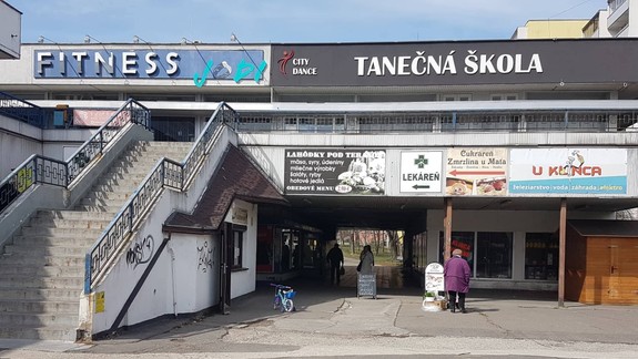 FOTO a VIDEO: Absurdita v Dúbravke: Nemôžu odstrániť starý asfalt zo svojho pozemku!