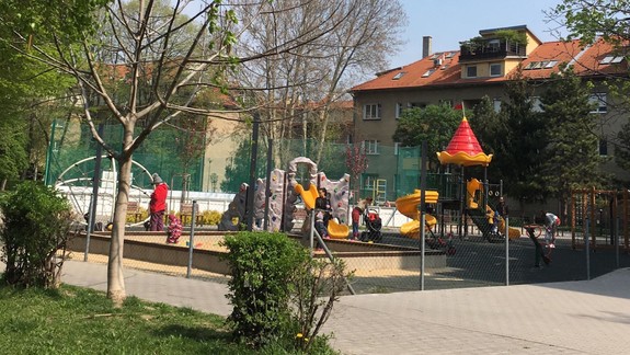 Rozhorčení obyvatelia 500 bytov: Život nám strpčujú asociáli, jednej panej obhádzali okno výkalmi