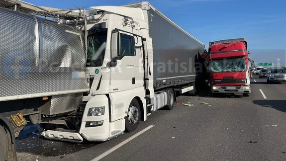 Doprava: Na D1 pri Blatnom sa zrazili tri nákladné autá,premávka je obmedzená