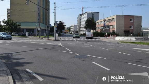 Nevideli ste túto dopravnú nehodu? Môžete pomôcť policajtom