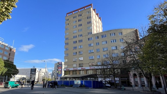 Viete, kam sa presťahovali 30-ročné lipy z Námestia Nežnej revolúcie?