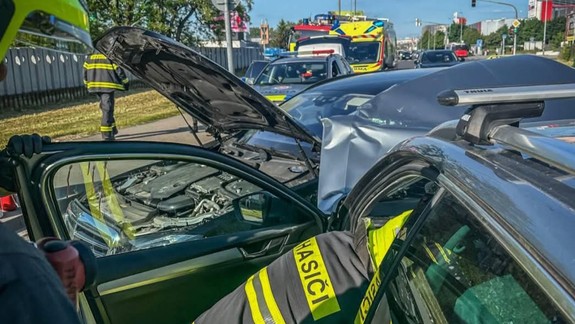 Na križovatke Galvaniho - Ivanská cesta sa zrazili dve autá