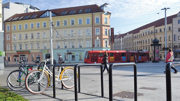 Prečo sú cyklostojany osadené na námestiach a nie pred obchodmi?