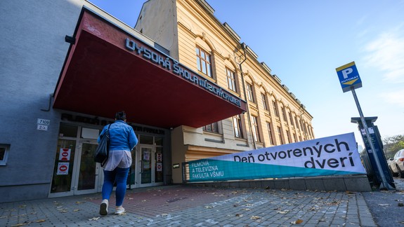 Akademický senát Filmovej a televíznej fakulty VŠMU je priebehom voľby riaditeľa STVR pobúrený