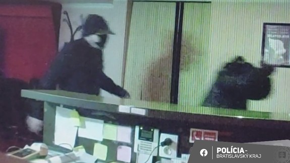 Polícia stále pátra po TOMTO mužovi. Prosí verejnosť o pomoc