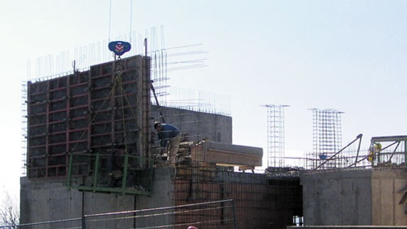 Dom na Radvanskej ulici nestavajú podľa stavebného povolenia, je vyšší