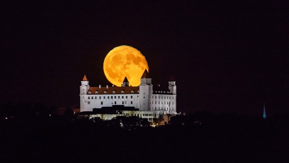 FOTO a VIDEO: Ako vznikol tento neskutočný záber na Bratislavský hrad so supermesiacom v pozadí?