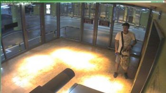 Polícia pátra po mužovi, ktorý kradol na terase kaviarne