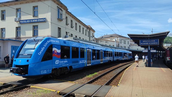 FOTO: Cez Bratislavu prešiel vodíkový vlak