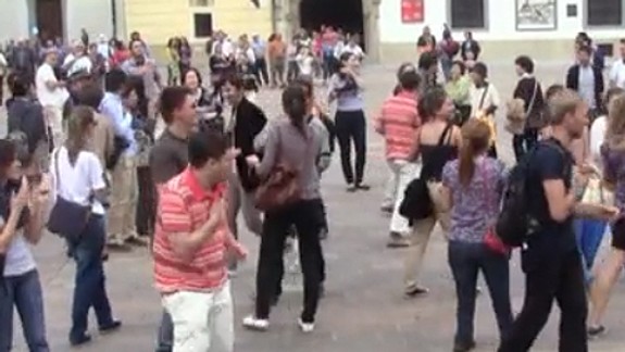 Päťdesiatka vysokoškolákov roztancovala hlavnú stanicu