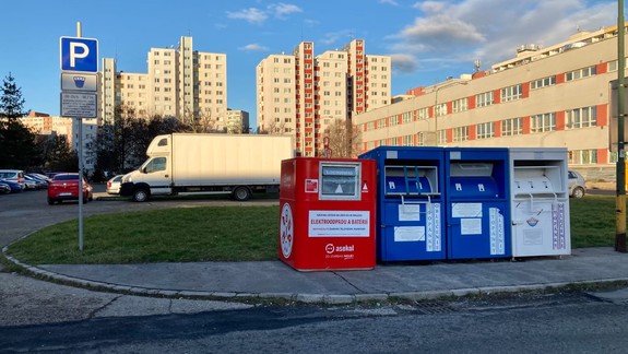 V Ružinove pribudnú červeno-biele nádoby na drobný elektroodpad