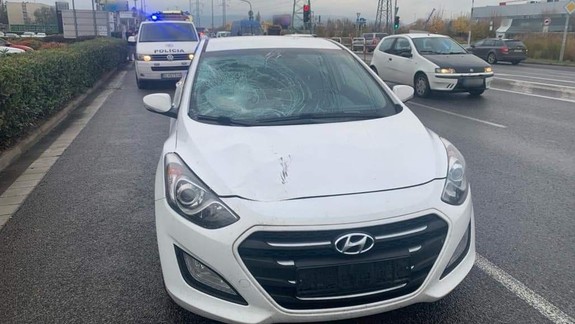 Na Galvaniho zrazilo na priechode auto chodkyňu, pri náraze rozbila čelné sklo